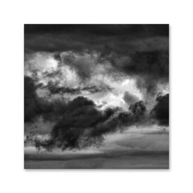 Nuages sombres et tourbillonnants dans un ciel orageux.