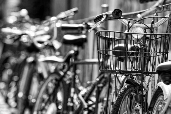 Des rangées de vélos garés en noir et blanc.