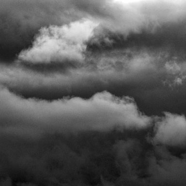 Ciel nuageux avec des nuages sombres et denses.